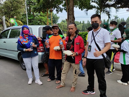 PN Tuban bagi-bagi nasi ke masyarakat sembari kampanye menuju WBK dan WBBM di seputar Alun-alun Tuban, Jumat (25/3/2022).