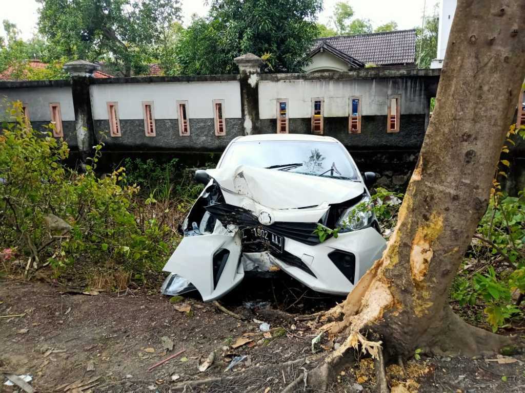 Salip Pengendara Lain, Mobil Tabrak Pohon di Bojonegoro Ringsek hingga 6 Penumpang Luka-Luka 2 Mobil tabrak pohon. (Foto: Mila Arinda/Tugu Jatim)