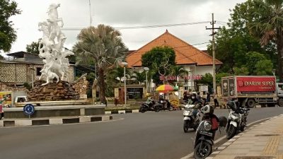 Penampakan para PKL di sekitar bundara taman Sleko Tuban saat menjelang petang.