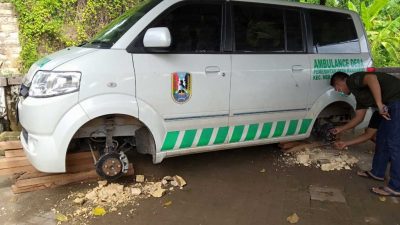 Spesialis pencurian velg dan ban. (Foto: Mochamad Abdurrochim/Tugu Jatim)