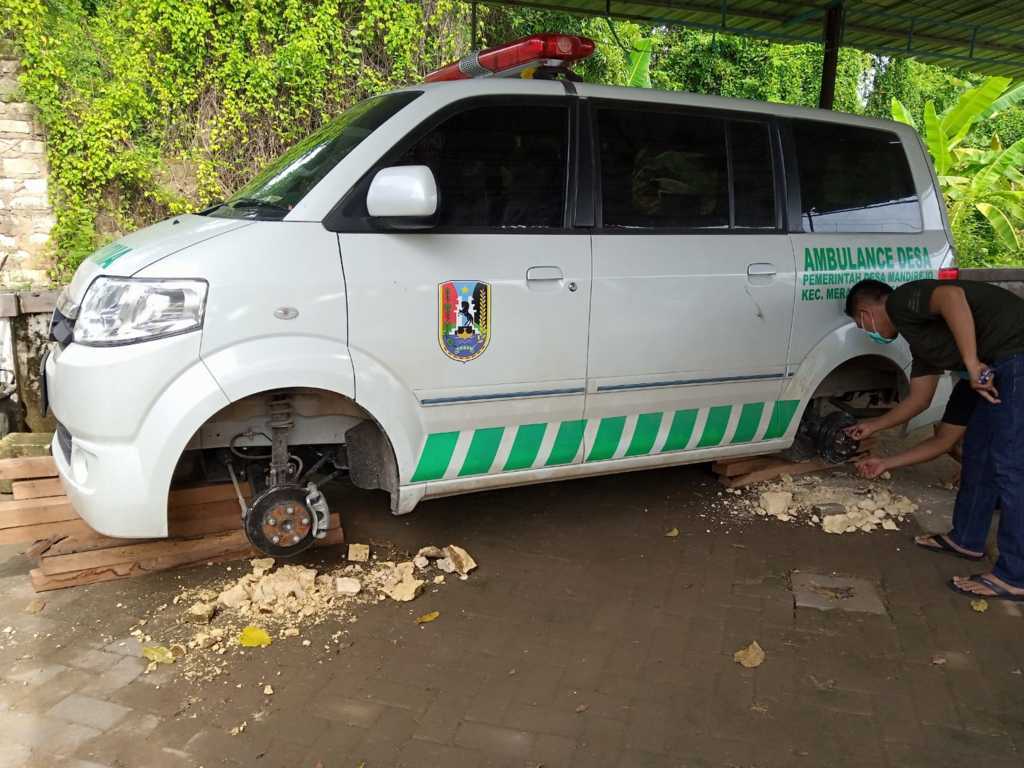 Spesialis pencurian velg dan ban. (Foto: Mochamad Abdurrochim/Tugu Jatim)