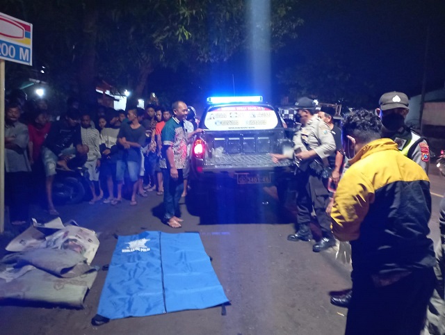 Jenazah Moch Arif Kurniawan yang tewas kecelakaan di jalan umum Dusun Kolak Utara, Desa Wonorejo, Kecamatan Ngadiluwih, Kabupaten Kediri, Sabtu (12/3/2022).