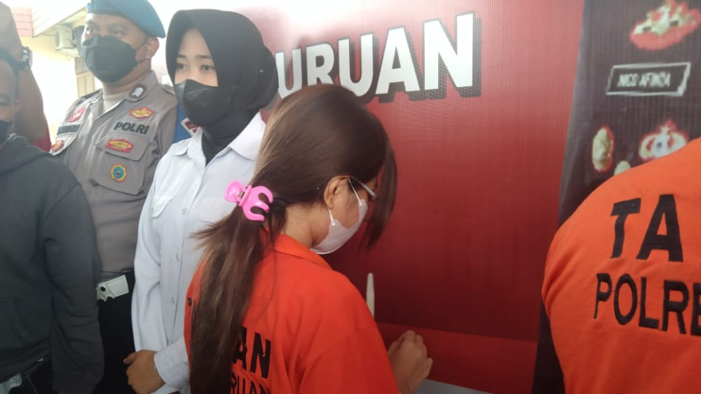 Dua tersangka peredaran video porno wanita telanjang di Pasuruan. Pelaku bisa raup Rp 20 juta per bulan dari konten porno.