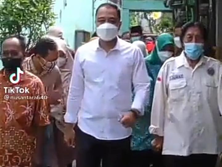 Wali Kota Surabaya, Eri Cahyadi viral di TikTok karena tegas terhadap pejabat yang tidak peduli dengan rakyat Surabaya yang kesusahan.