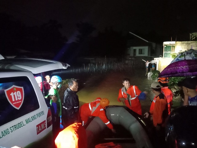 Tim Gabungan Kota Malang mengevakuasi 7 warga yang terjebak luapan air sungai. 