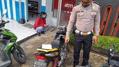 Anggota Satlantas Polres Kediri tindak pelanggar lalu lintas.