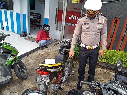 Anggota Satlantas Polres Kediri tindak pelanggar lalu lintas.