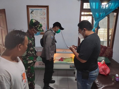 Petugas mengamankan bayi laki-laki yang ditemukan di Prigen Pasuruan ke RSUD Bangil.