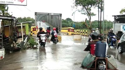 Portal yang dipasang pada Jembatan Glendeng.