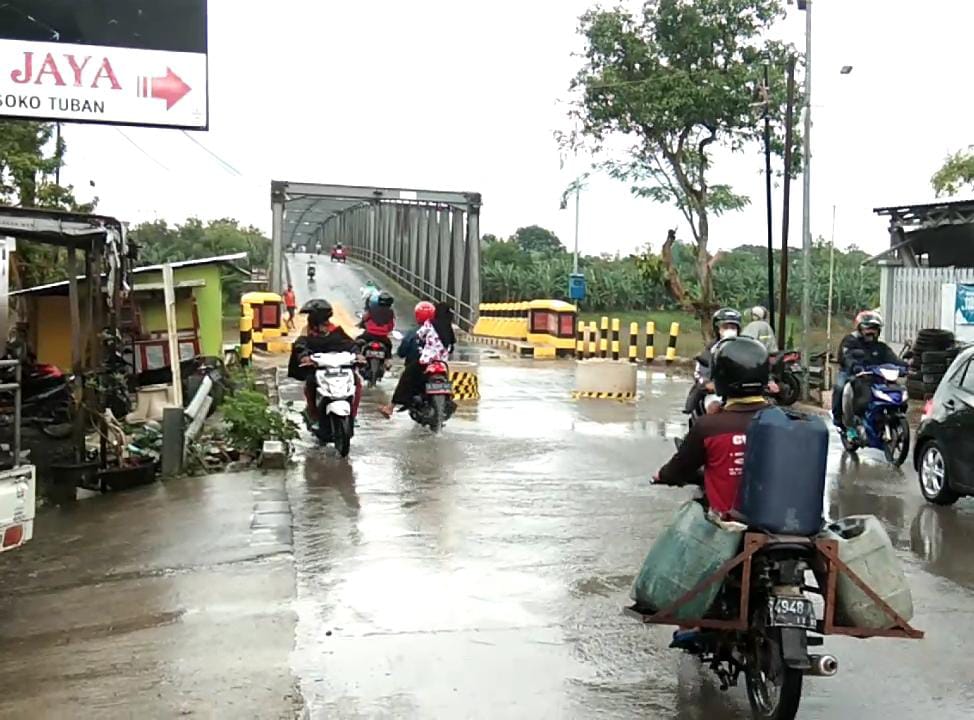 Portal yang dipasang pada Jembatan Glendeng.