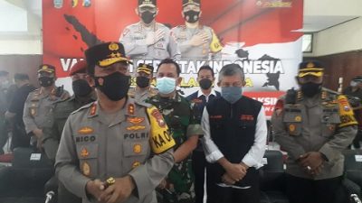 Kapolda Jatim, Irjen Pol Nico Afinta saat meninjau vaksinasi di Polkesma Kota Malang.