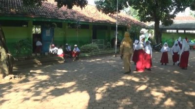 Pasca Banjir Bandang Terjang 8 Desa di Kerek Tuban, Siswa SDN Padasan Mulai Sekolah meski Pakai Buku Kusut