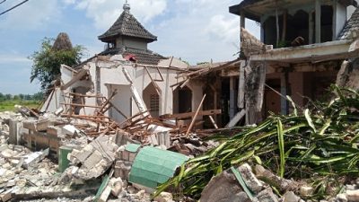 Sejumlah bangunan rumah dan tempat ibadah mulai diratakan untuk pembangunan kilang minyak GRR Tuban.