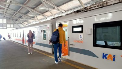 Penumpang kereta di Stasiun KAI Bojonegoro.