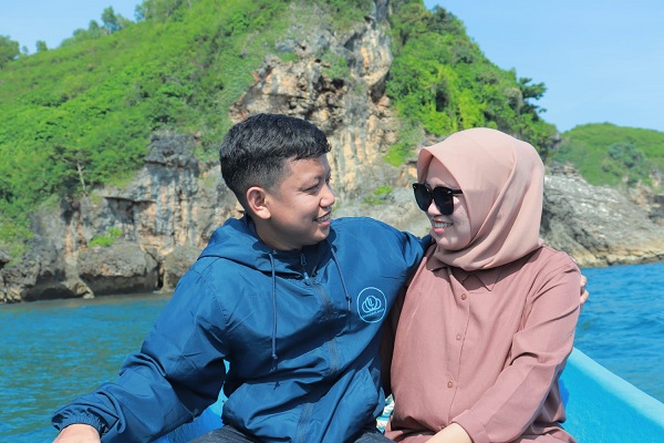 Yusran (27) bersama istri tercintanya Samsinar (23) saat menikmati honeymoon di Yogyakarta.