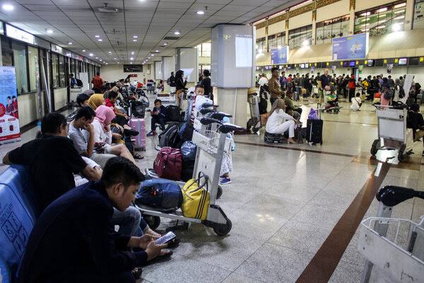 Situasi penumpang bandara Juanda ketika menunggu jadwal penerbangan.