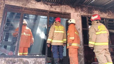 Sebuah rumah usaha dekor di Jalan Cemara, Dusun Jemoyo, Desa Sidomulyo, Kota Batu nyaris habis terbakar akibat ulah anak kecil bermain api, Jumat (14/4/2022).