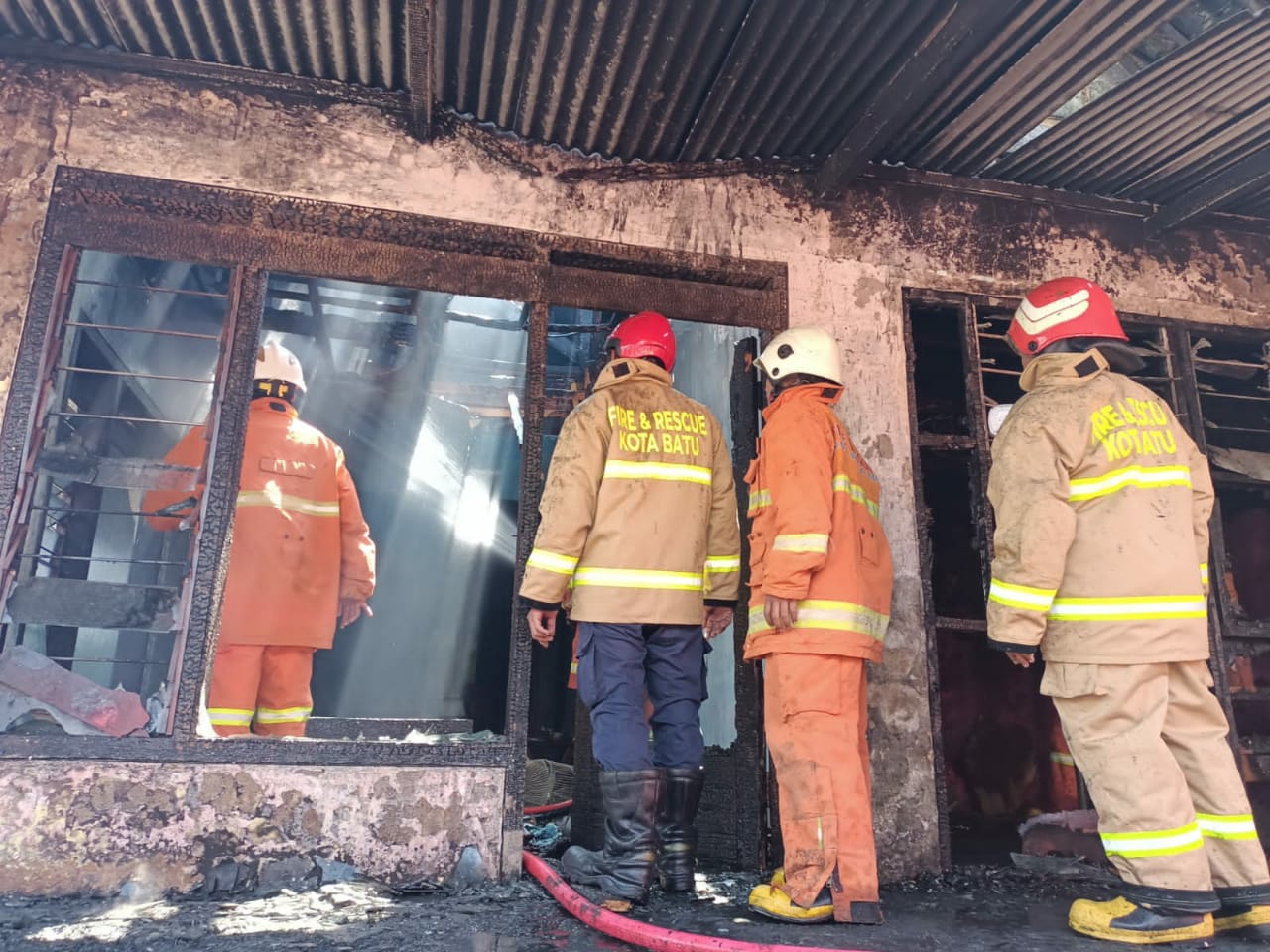 Sebuah rumah usaha dekor di Jalan Cemara, Dusun Jemoyo, Desa Sidomulyo, Kota Batu nyaris habis terbakar akibat ulah anak kecil bermain api, Jumat (14/4/2022).