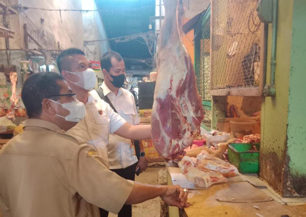 Satgas Pangan Polres Malang saat mengecek harga di pasar daging Malang.