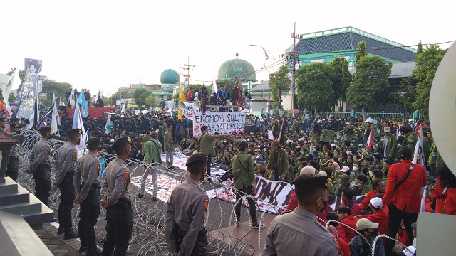 Aksi demonstrasi aliansi BEM Surabaya dijaga ketat kepolisian di depan gedung DPRD Jatim. 