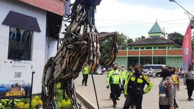 Monumen patung kuda terbuat dari knalpot brong yang dipasang di pos pelayanan terpadu mudik lebaran operasi ketupat semeru 2022 di rest area Tuban.