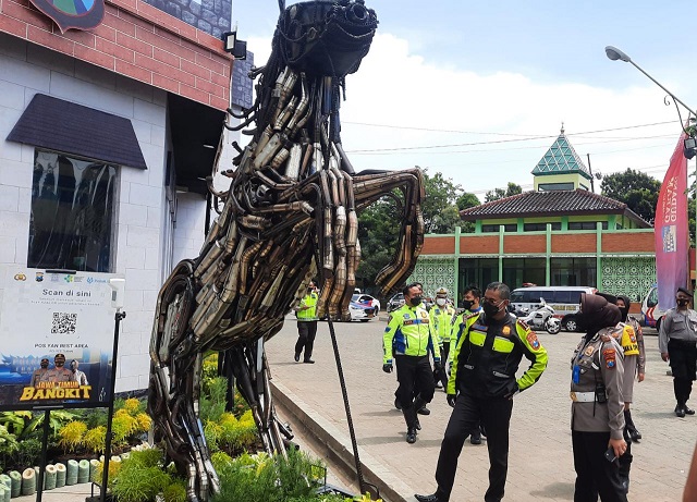 Monumen patung kuda terbuat dari knalpot brong yang dipasang di pos pelayanan terpadu mudik lebaran operasi ketupat semeru 2022 di rest area Tuban.