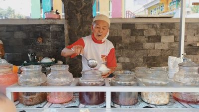 Pak Said sedang membuat es campur legendaris. Cocok untuk menjadi menu takjil di meja makan sebelum berbuka puasa.