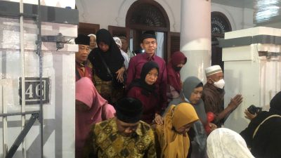 Sejumlah pengunjung keluar dari kompek masjid Sunan Ampel.