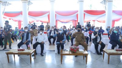 Gubernur Jawa Timur, Khofifah Indar Parawansa, ditemani Wali Kota Madiun, Maidi,  saat memberikan santunan untuk Jukir Kota Madiun.