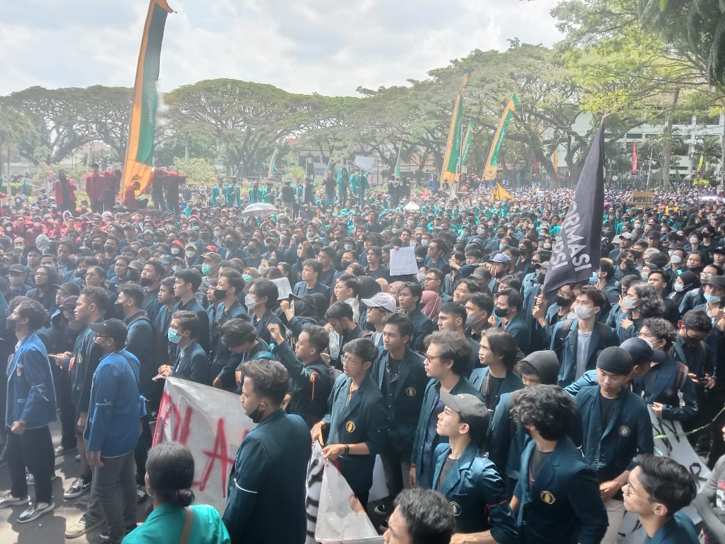Aksi mahasiswa di depan Gedung DPRD Kota Malang, Selasa (12/4/2022).