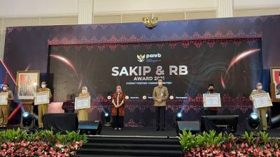 Kepala daerah menerima penghargaan SAKIP dan RB dari KemenpanRB Selasa (05/04/2022) di Jakarta.