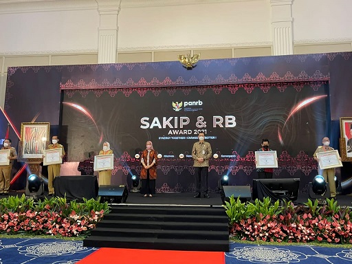 Kepala daerah menerima penghargaan SAKIP dan RB dari KemenpanRB Selasa (05/04/2022) di Jakarta.