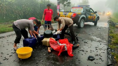 Harsiadi (47) warga Desa Gedangsewu, Kecamatan Pare, Kabupaten Kediri tewas dalam kecelakaan di jalan umum Desa Tegowangi, Kecamatan Plemahan, Kabupaten Kediri, Minggu (24/4/2022).