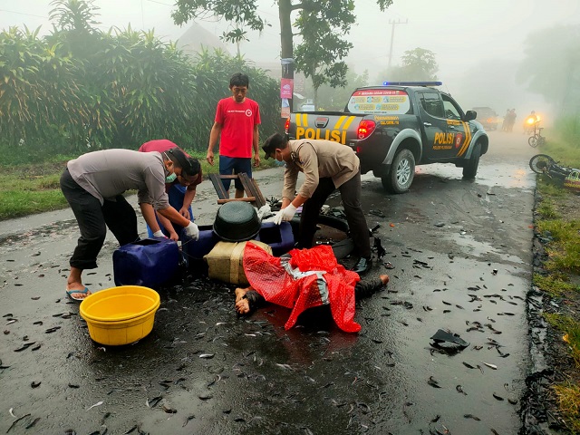 Harsiadi (47) warga Desa Gedangsewu, Kecamatan Pare, Kabupaten Kediri tewas dalam kecelakaan di jalan umum Desa Tegowangi, Kecamatan Plemahan, Kabupaten Kediri, Minggu (24/4/2022).