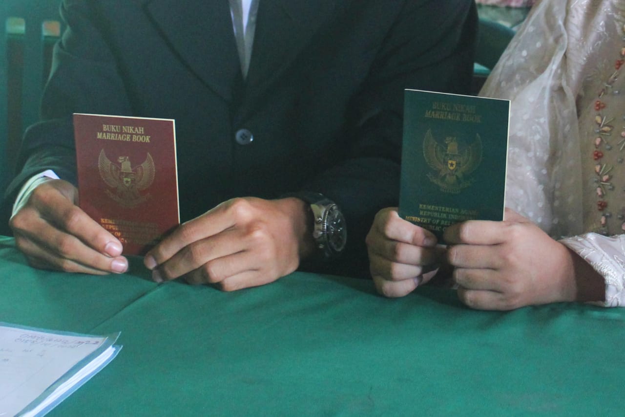 Buku pernikahan yang dikeluarkan Kantor Urusan Agama di Indonesia.