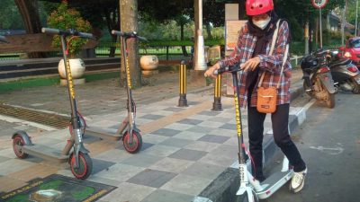 Sewa skuter listrik. (Foto: Mila Arinda/Tugu Jatim)