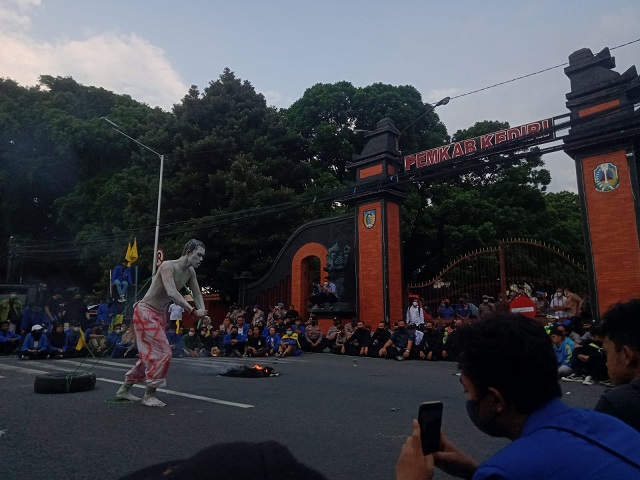 Aksi teatrikan mahasiswa saat demo di Kediri, Rabu (13/4/2022). 