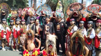 Penampilan kesenian Reog depan Gedung DPRD Jatim di Jalan Indrapura Surabaya, Senin (25/4/2022).