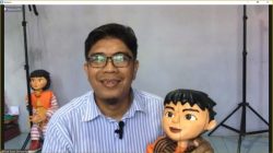 Aris Ananda dan Ryan Shahrezade berbagi cerita soal manfaat edukasi lewat boneka tali dalam sesi program Fellowship Jurnalisme Pendidikan (FJP) Batch IV, Rabu (6/4/2022).
