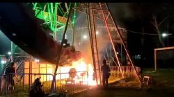 Tangkapan layar kejadian terbakarnya permainan perahu Kora-kora pasar malam di Wilayah Kecamatan Jatirogo Tuban.