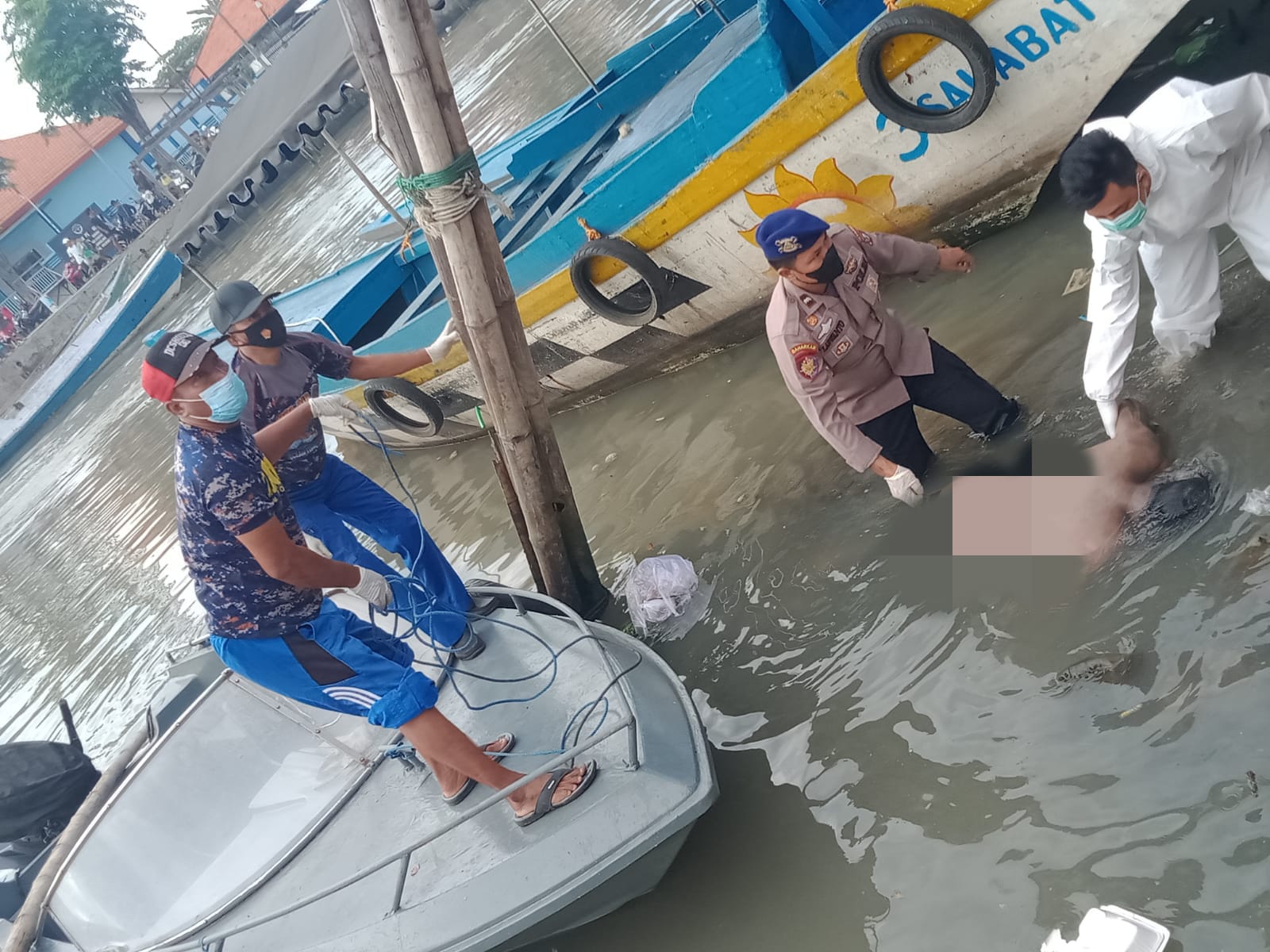 Petugas saat mengevakuasi jenazah M Agus Rozak (23) di pelabuhan Kota Pasuruan.