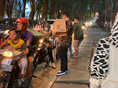 Remaja Hobi Bagi Takjil bersemangat membagikan takjil kepada pengguna jalan, Jumat (8/4/2022).