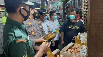 Oknum penimbun sembako. (Foto: Istimewa/Tugu Jatim)