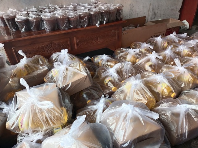 Menu buka puasa dan minyak goreng gratis disiapkan untuk dibagikan kepada warga Kota Malang pada Jumat (15/04/2022).
