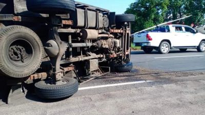 Truk terguling. (Foto: Warga/Tugu Jatim)