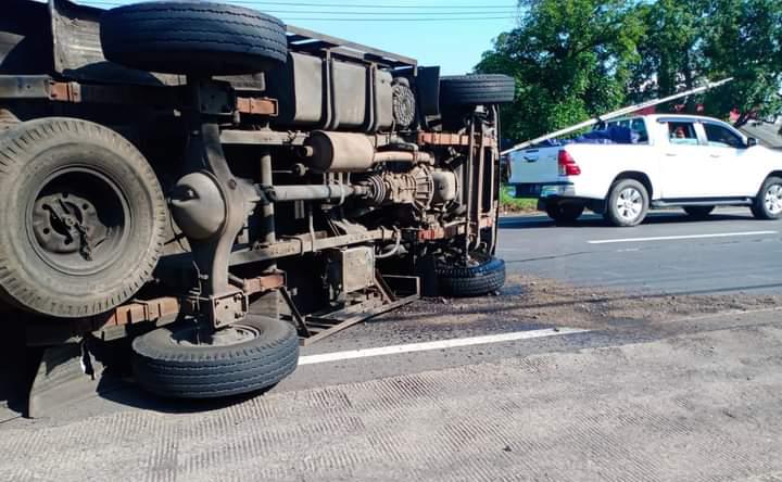 Hindari Motor, Truk Terguling di Jalan Raya Purwosari Pasuruan Bikin Macet Badan Jalan 5 Truk terguling. (Foto: Warga/Tugu Jatim)