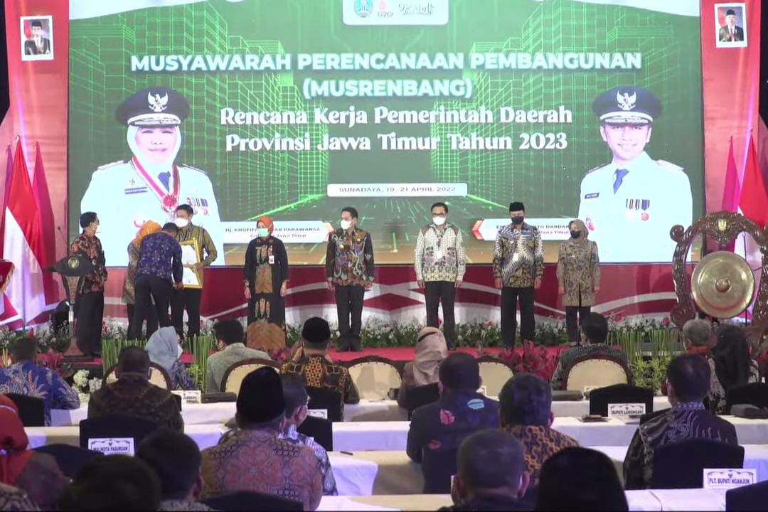 Penghargaan pembangunan daerah.(Foto: YouTube Bapedda Provinsi Jawa Timur/Tugu Jatim)