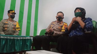 Kapolres Kediri, AKBP Agung, mendatangi Mbah Poninten, nenek yang berani lawan jambret.