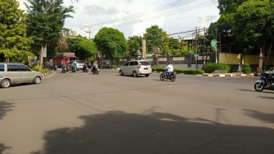 Pantauan kondisi lalu lintas di Jalan Wahidin Sudiro Husodo Tuban yang terpantau masih landai, belum ada peningkatan kendaraan.