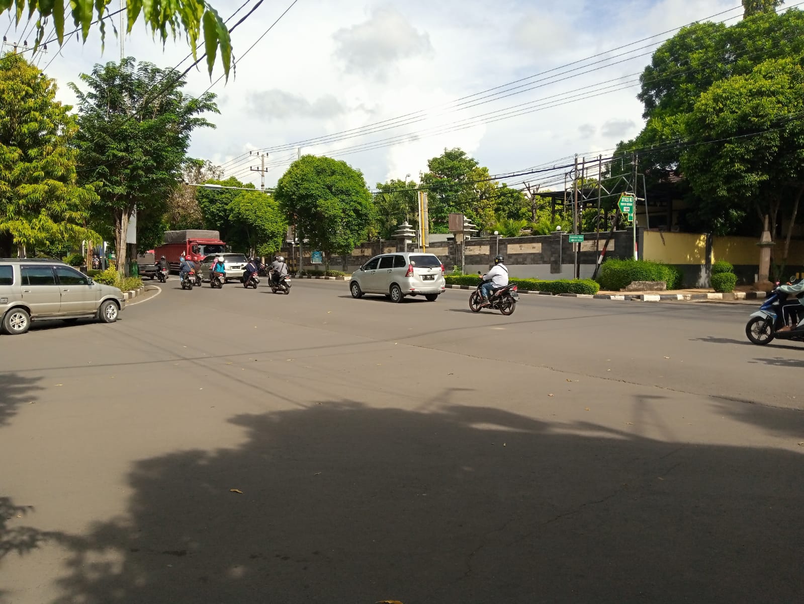 Pantauan kondisi lalu lintas di Jalan Wahidin Sudiro Husodo Tuban yang terpantau masih landai, belum ada peningkatan kendaraan.